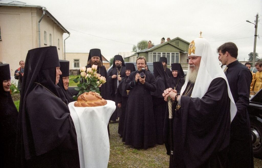 Встреча Патриарха Алексия II в Николо-Вяжищском монастыре летом 1998 года